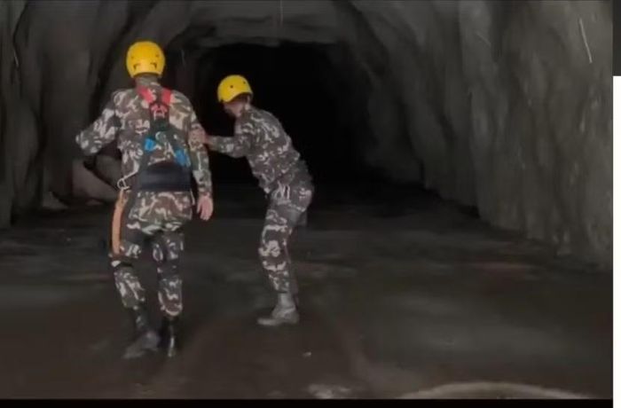 Hàng trăm công nhân được cho là bị mắc kẹt dưới các đường hầm thủy điện