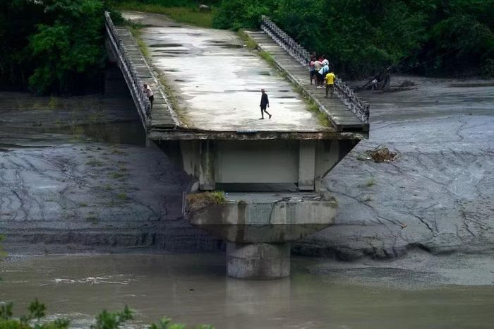 Cây cầu bắc qua sông Trishuli bị cuốn trôi sau thảm họa lũ quét