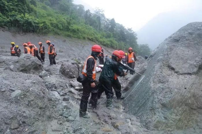 Lực lượng cứu hộ dò tìm vị trí giải cứu công nhân mắc kẹt trong đường hầm
