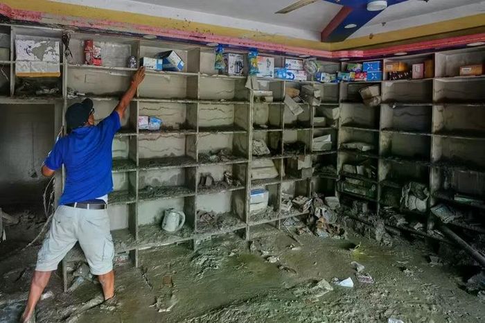 Người dân tìm kiếm đồ đạc còn sót lại sau thảm họa