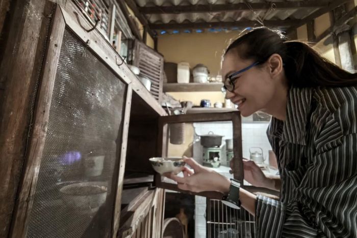 Chị Phạm Thị Việt Hồng xúc động mở cánh cửa chạn bát lưới mắt cáo – nơi lưu giữ những bữa cơm đạm bạc mà ấm áp của mỗi gia đình xưa.