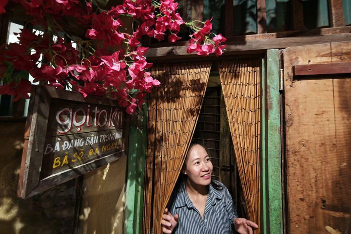 Khung cửa gỗ mộc cùng tấm mành trúc và biển hiệu "Gọi to lên" tái hiện nếp sống cởi mở, ấm áp tình làng nghĩa xóm của người Hà Nội.