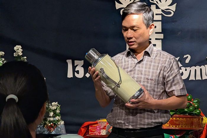Ông Nguyễn Dân Huy – Phó Chủ tịch UBND phường Ba Đình giới thiệu về chiếc phích nước Rạng Đông bọc kim loại – món quà mừng cưới giá trị bậc nhất thời kỳ tem phiếu.