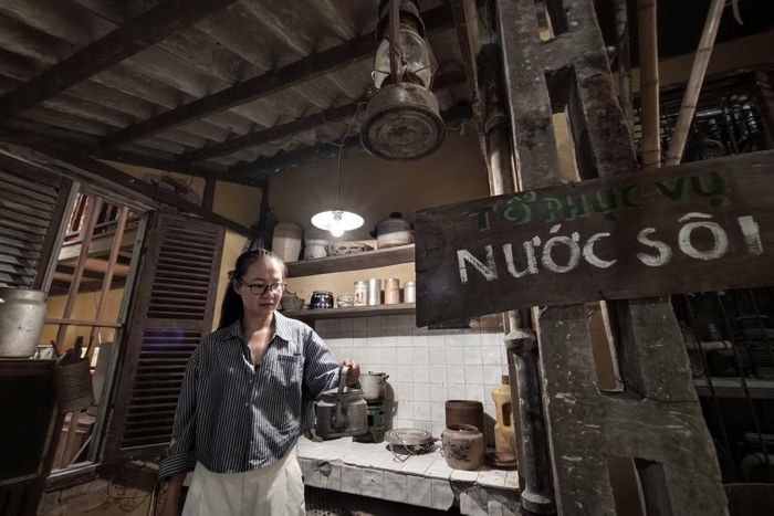 Trải nghiệm tại góc "Tổ phục vụ nước sôi" gợi nhắc những năm tháng thiếu thốn than củi, người dân phải xách ấm đi mua từng phích nước nóng.