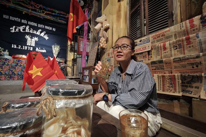 Thưởng thức vị ngọt bùi của kẹo lạc, nhấp ngụm chè tươi bên quán nước vỉa hè dán đầy báo cũ.