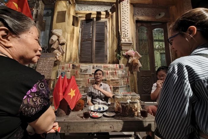 Phó Chủ tịch UBND phường Ba Đình Nguyễn Dân Huy trò chuyện, đàm đạo thân tình cùng du khách bên quán nước chè chén vỉa hè. Những câu chuyện thời bao cấp sống động như ngay trước mắt
