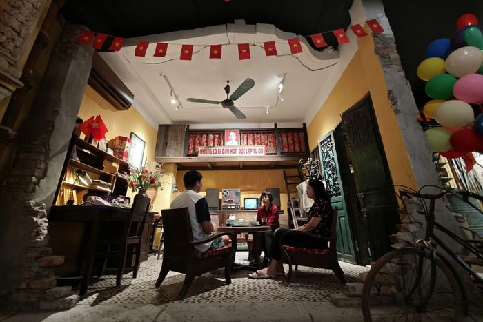 Căn phòng khách tiêu biểu của một gia đình Hà Nội những năm 1980 được phục dựng nguyên bản, nổi bật với khẩu hiệu "Không có gì quý hơn độc lập tự do".