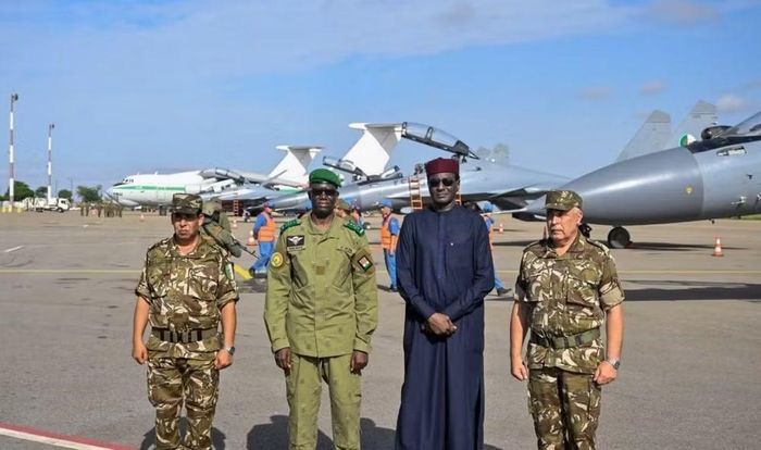 Đại diện Không quân Algeria cho biết họ đã cử 2 nhóm tuần tra gồm 4 máy bay chiến đấu đa năng Su-30MKA để hỗ trợ Quân đội Niger và chống lại âm mưu gây bất ổn cho nước này.