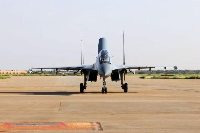 Các tiêm kích hạng nặng nói trên hộ tống 1 chiếc Il-78, đây là loại phi cơ chuyên tiếp nhiên liệu trên không cho các máy bay chiến đấu trong những chặng bay dài, giúp tăng tầm hoạt động.