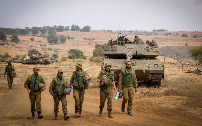 Ông Netanyahu cảnh báo điều này sẽ khiến Israel dễ bị tấn công hơn bởi các nhóm vũ trang Ả Rập đối địch, một số trong đó có liên hệ chặt chẽ với Iran.