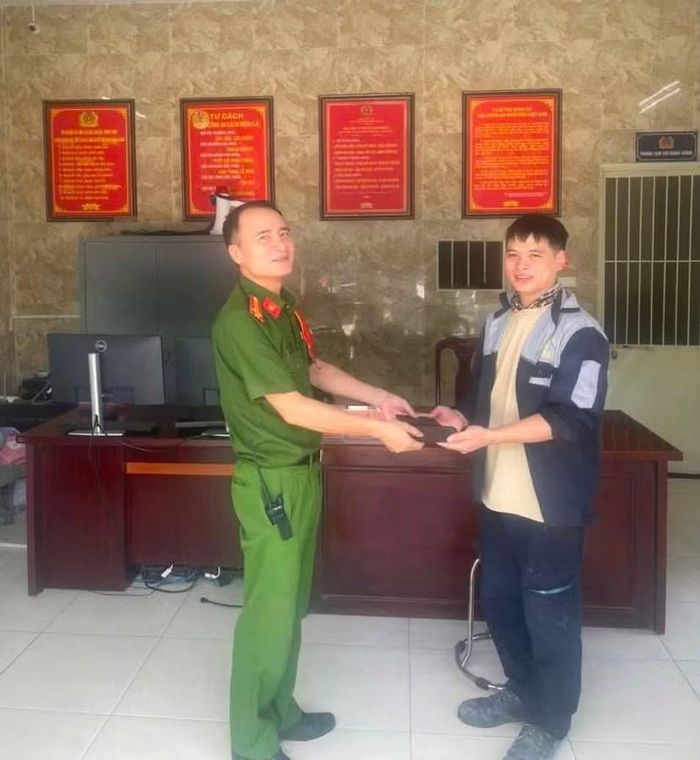 Công an phường Phú Thượng trao lại tài sản cho chủ nhân