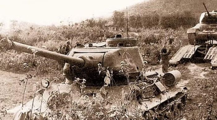 Nó thú vị hơn nhiều: T-34 là một thiết kế có cả ưu điểm lẫn nhược điểm, nhưng được đặt vào một hệ thống công nghiệp, quân sự và chiến thuật có khả năng liên tục thích nghi. Đó mới là một phần quan trọng trong lý do T-34 trở thành huyền thoại.