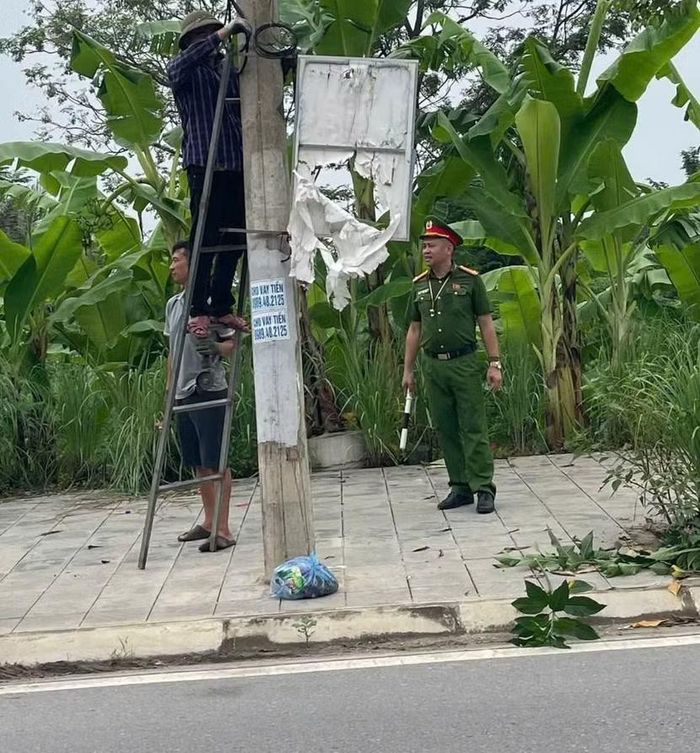 Tổ công tác tháo dỡ bảng biển gây mất mỹ quan