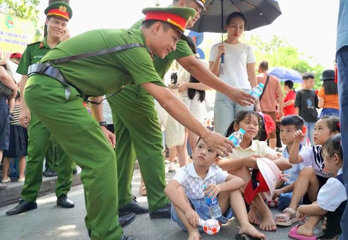 Từng chai nước mát tiếp tục được trao tận tay người dân đang chờ đến lượt vào Lăng. Với những người cao tuổi, trẻ nhỏ hay du khách phải đứng lâu dưới trời nắng, sự hỗ trợ này càng trở nên thiết thực.