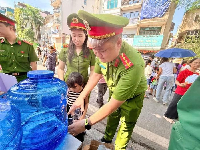 Trong cái nắng oi bức của những ngày cuối hè, nhiệm vụ tưởng như đơn giản ấy lại đòi hỏi các cán bộ, chiến sĩ phải liên tục đứng, đi lại và làm việc ngoài trời trong nhiều giờ.