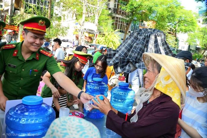 “Uống nước đi bác!”, “Các cháu đi theo hàng nhé!”, “Mời cô dùng nước!” - những lời nhắc nhở giản dị vang lên giữa dòng người đông đúc.