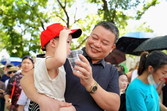 Nụ cười mát lòng của nhân dân khi nhận những cốc nước mát của các chiến sỹ Công an