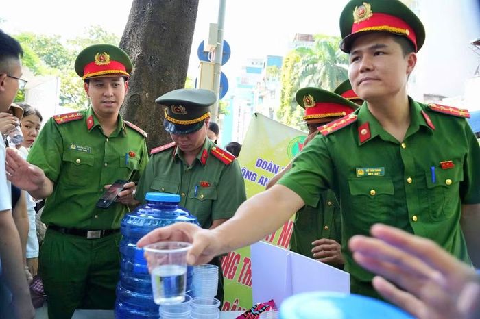 Với cán bộ, chiến sĩ Công an phường Ba Đình, bảo đảm an ninh trật tự, trật tự an toàn giao thông trong những ngày lễ lớn không chỉ là nhiệm vụ thường xuyên mà còn là trách nhiệm để mỗi người dân có thể yên tâm, thuận lợi thực hiện hành trình về Lăng viếng Bác.