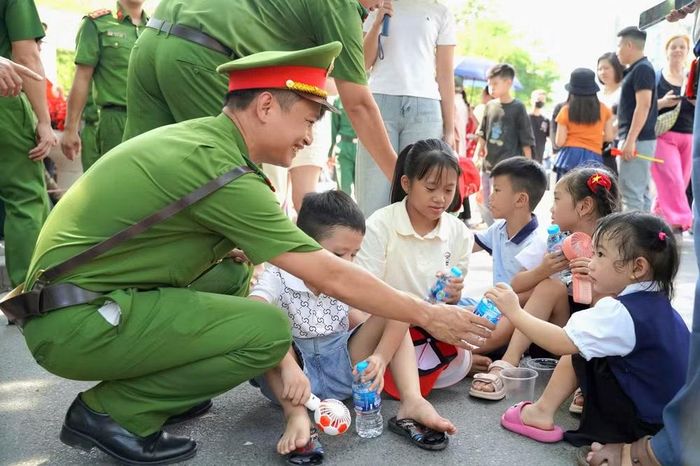 Chiến sỹ Công an phường Ba Đình đặc biệt quan tâm, hỗ trợ, giúp đỡ và phát nước cho người già, trẻ nhỏ