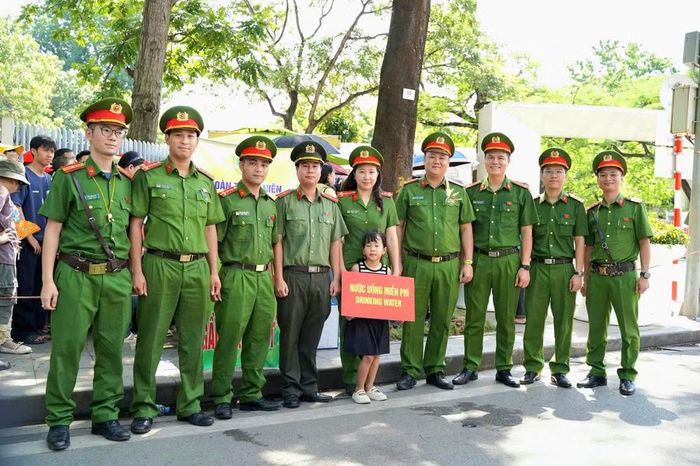 Những hình ảnh giản dị ấy của chiến sỹ Công an phường Ba Đình góp thêm một nét đẹp trong ngày hội lớn của non sông: Người dân về Lăng Bác trong niềm xúc động, còn những người chiến sĩ Công an âm thầm đứng phía sau, giữ bình yên và sẻ chia từng điều nhỏ nhất để hành trình ấy được trọn vẹn.