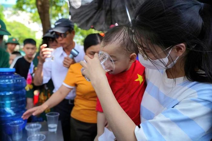 Một chai nước mát được trao đi giữa cái nắng oi bức có thể là điều rất nhỏ, nhưng với những người đã phải di chuyển một quãng đường dài và xếp hàng chờ vào Lăng, đó lại là sự động viên thiết thực.