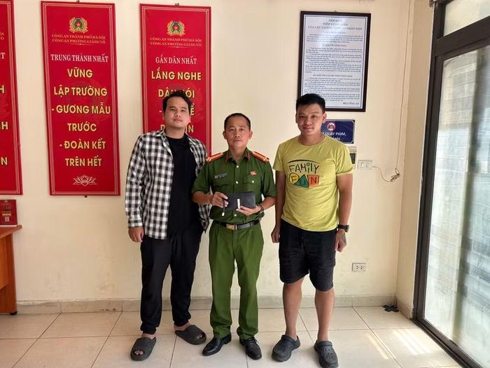 Anh Nguyễn Đức Việt vui mừng nhận lại tài sản từ chiến sỹ Công an phường Giảng Võ