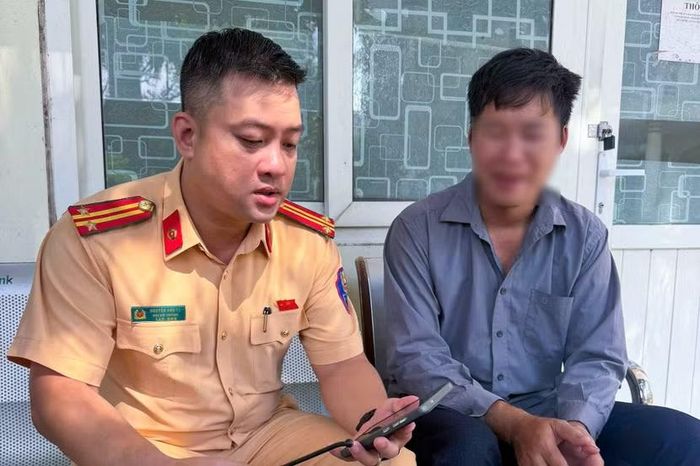 Không chỉ mang đồ ăn, nước uống cho anh Thạch, cán bộ chiến sĩ Đội CSGT số 9 cũng đã sắp xếp phương tiện đưa người này về quê
