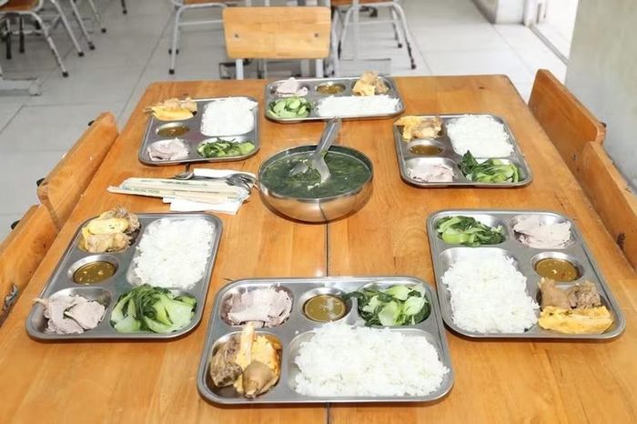 Học sinh tiểu học công lập và ngoài công lập Hà Nội được hỗ trợ bữa ăn bán trú 28.000 đồng/học sinh/ngày.