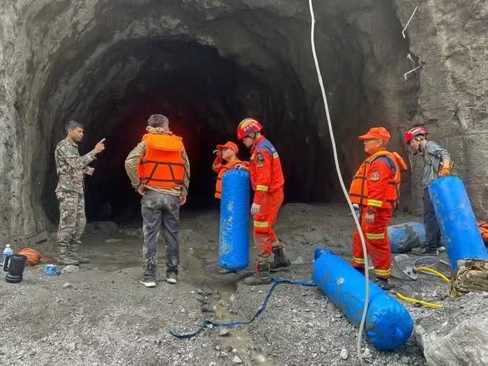 Hoạt động cứu hộ gặp nhiều khó khăn do địa hình hiểm trở, mực nước lũ liên tục dâng cao và thời tiết khắc nghiệt. Ảnh: Quân đội Nepal/AP