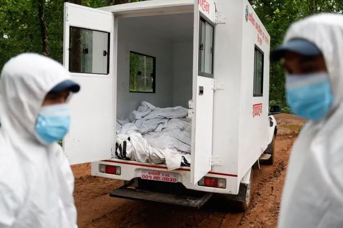 Thi thể các nạn nhân sắp được chuyển xuống hố chôn tập thể ở Chitwan, Nepal. Ảnh: Reuters