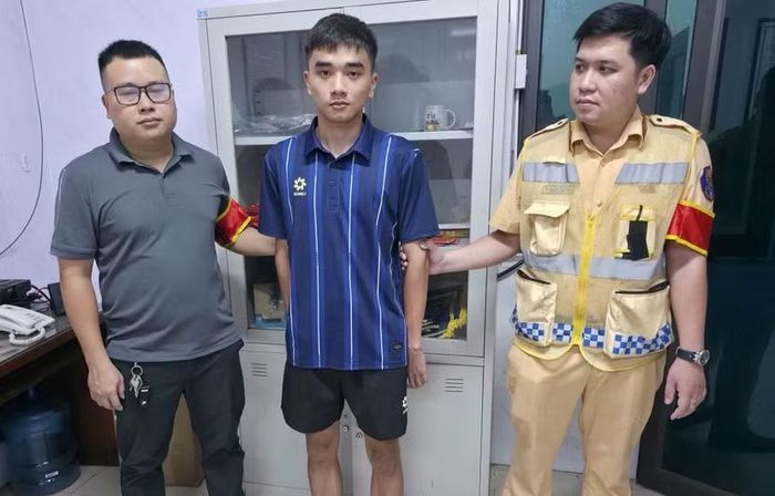 Kiểm tra đêm, lực lượng 141 phát hiện thanh niên "xuống tiền" cá độ bóng đá qua mạng