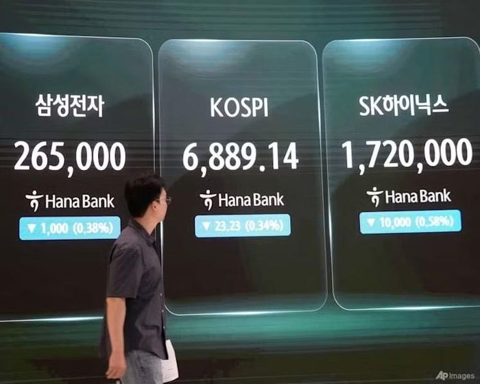 Man hình hiển thị Chỉ số Chứng khoán Tổng hợp Hàn Quốc, giá cổ phiếu của SK Hynix và Samsung Electronics Co. tại phòng giao dịch ngoại hối của trụ sở Ngân hàng Hana ở Seoul, Hàn Quốc