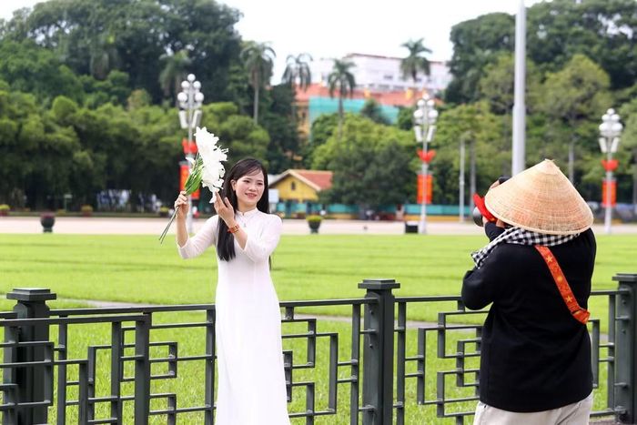 Từ người lớn tuổi đến các bạn trẻ, ai cũng hân hoan khi được lưu giữ kỷ niệm trong không khí thiêng liêng của ngày Độc lập