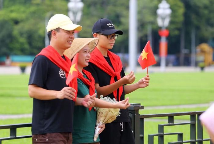 Đông đảo người dân lựa chọn Lăng Bác làm nơi lưu giữ những hình ảnh ý nghĩa trong dịp Quốc khánh năm nay
