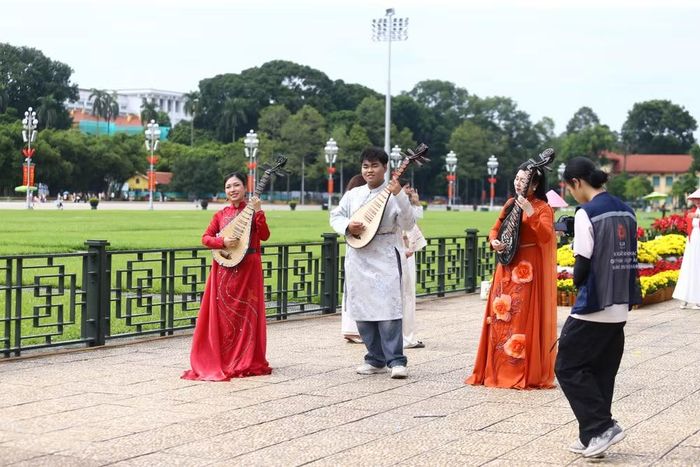 Nhiều người trẻ lựa chọn khu vực Lăng Bác làm bối cảnh quay video, lưu giữ kỷ niệm về một mùa Quốc khánh đáng nhớ