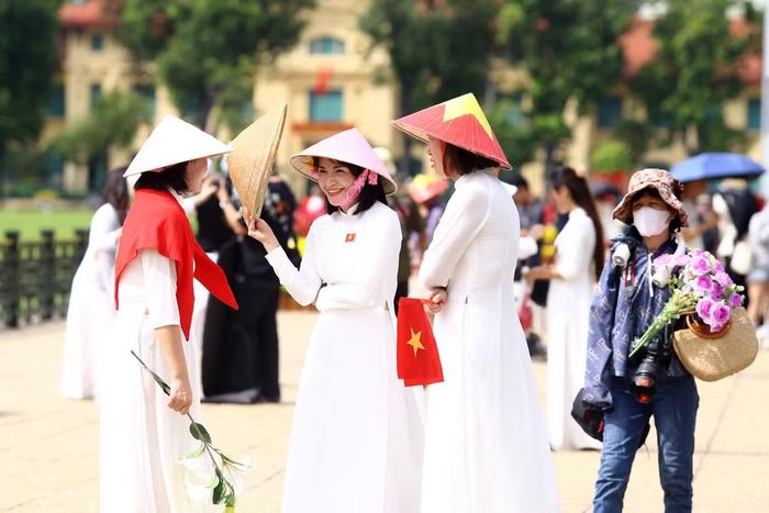 Một khoảnh khắc đẹp của người dân Thủ đô bên Lăng Bác trong những ngày Hà Nội ngập tràn không khí Quốc khánh
