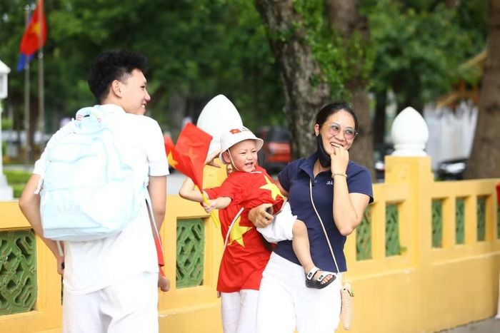 Một gia đình tranh thủ ghi lại khoảnh khắc bên Lăng Bác, để ngày Quốc khánh trở thành kỷ niệm đẹp của các em nhỏ