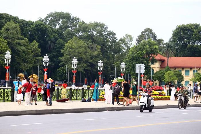 Người dân Thủ đô cùng lưu giữ những khoảnh khắc đẹp, gửi vào đó tình yêu, niềm tự hào và ký ức về ngày Độc lập 2/9