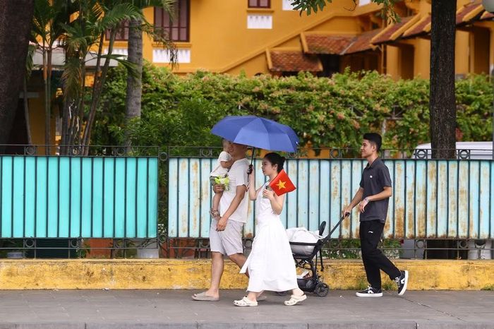 Nhiều gia đình mang theo con nhỏ đến khu vực Lăng Bác, cùng lưu giữ những khoảnh khắc ý nghĩa trong dịp Quốc khánh 2/9