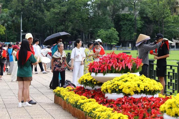 Người dân hân hoan chụp ảnh lưu niệm bên Lăng Bác, thể hiện niềm tự hào trong ngày Quốc khánh 2/9