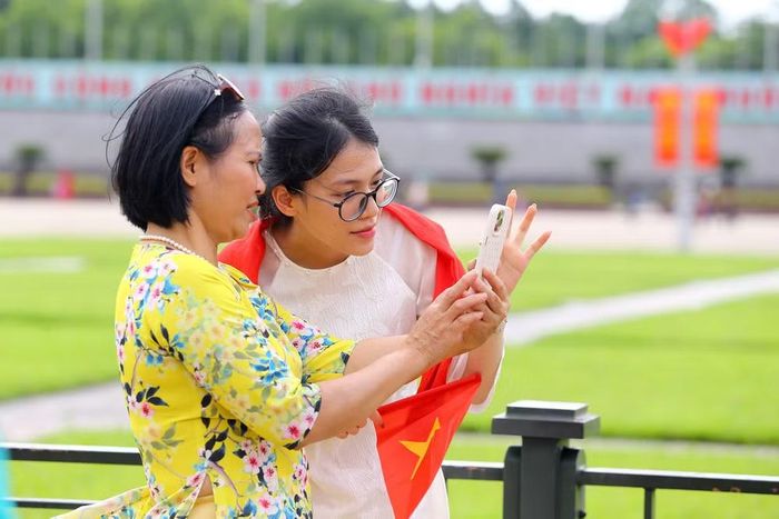 Không chỉ là một bức ảnh kỷ niệm, mỗi khoảnh khắc bên Lăng Bác còn là dấu ấn của tình yêu và niềm tự hào với đất nước