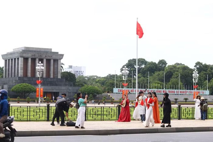 Những tà áo dài thướt tha hòa cùng sắc đỏ của cờ Tổ quốc tạo nên hình ảnh đẹp bên Lăng Chủ tịch Hồ Chí Minh