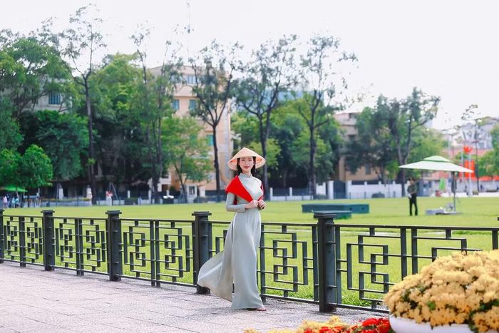 Không chỉ là một bức ảnh kỷ niệm, mỗi khoảnh khắc bên Lăng Bác còn là dấu ấn của tình yêu và niềm tự hào với đất nước