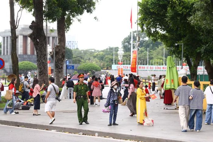 Cán bộ, chiến sĩ Công an làm nhiệm vụ tại khu vực Lăng Bác, góp phần bảo đảm an ninh, trật tự và sự an toàn cho người dân