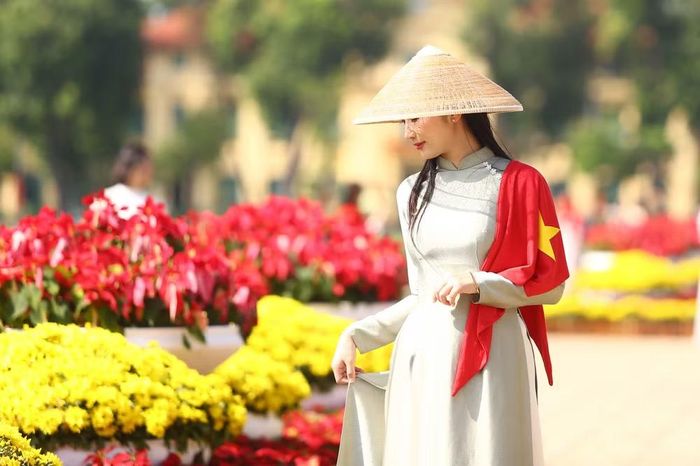 Áo dài truyền thống làm nổi bật vẻ đẹp dịu dàng, duyên dáng của thiếu nữ Hà Nội.