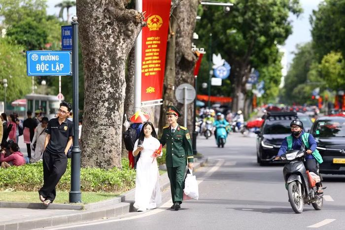 Khoảnh khắc tình cảm của một quân nhân và bạn gái khi cùng chụp ảnh, hướng về ngày Quốc khánh 2/9