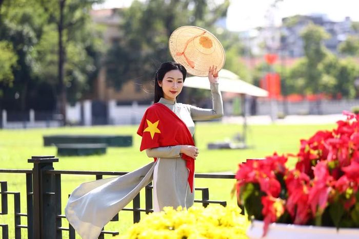 Không chỉ là một bức ảnh kỷ niệm, mỗi khoảnh khắc bên Lăng Bác còn là dấu ấn của tình yêu và niềm tự hào với đất nước