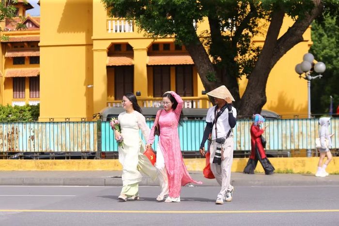 Đông đảo người dân lựa chọn Lăng Bác làm nơi lưu giữ những hình ảnh ý nghĩa trong dịp Quốc khánh năm nay