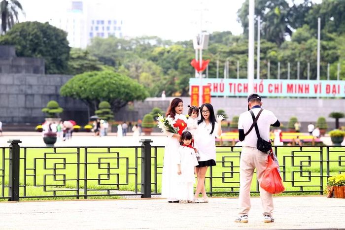 Từ người lớn đến trẻ nhỏ đều rạng rỡ khi cùng nhau lưu giữ khoảnh khắc đặc biệt trong ngày hội lớn của dân tộc