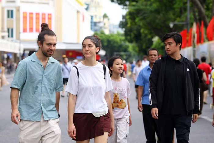 Không khí Quốc khánh mang đến trải nghiệm đặc biệt cho những du khách lần đầu đến Hà Nội dịp này